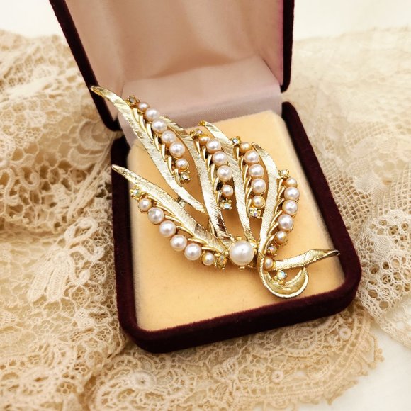 Vintage leaf brooch, Gold tone pin with pearls and AB crystals, Wedding floral - Picture 3 of 8